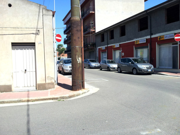 Il palo all'incrocio tra via Mazzini e viale Rinascita