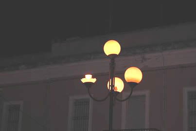Lampione rotto in piazza Marconi