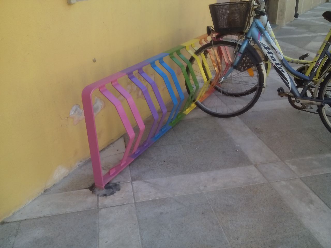 Nuove rastrelliere (colorate) per le biciclette