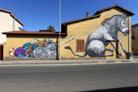 Murales realizzato dall'artista Ericailcane in via Torino, angolo viale Trieste.