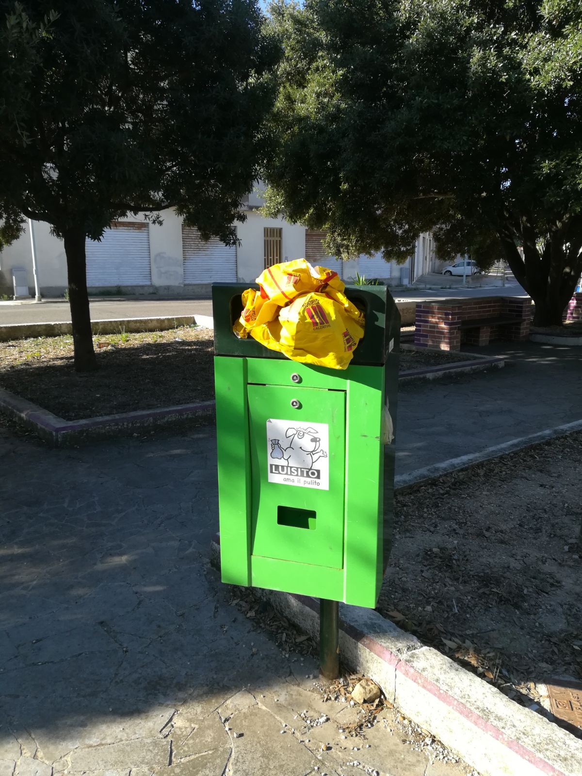 Piazza Salvo D'Acquisto, uso incivile dei cestini dei rifiuti
