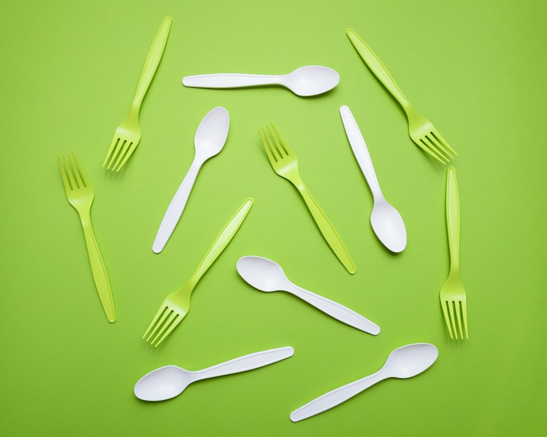 Addio alla plastica monouso: da oggi vietati piatti e posate non biodegradabili