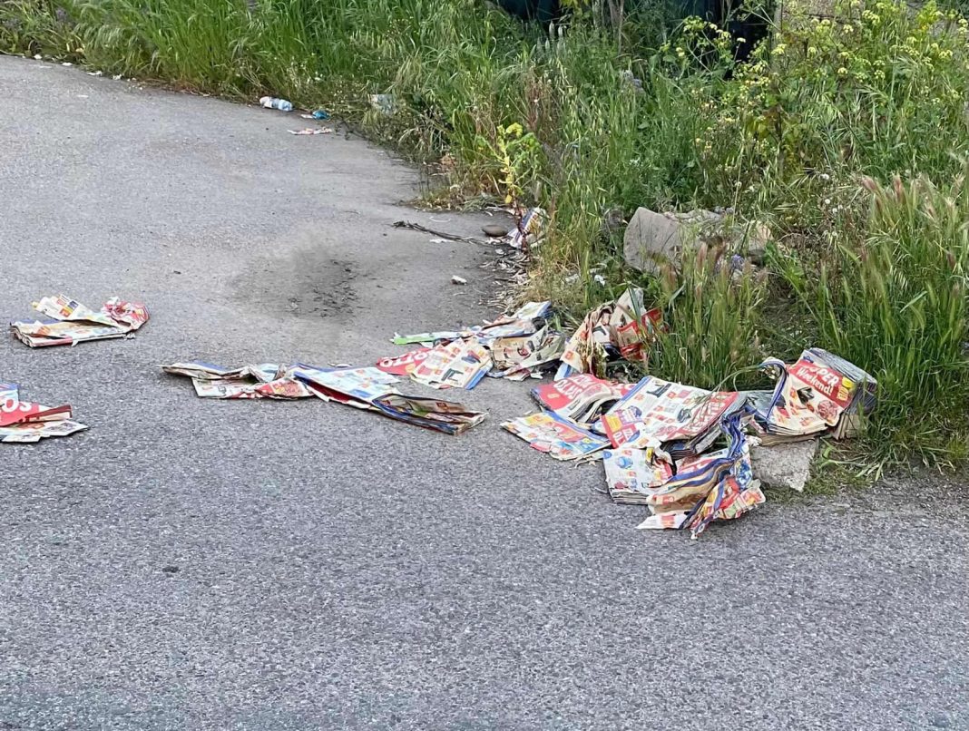 San Gavino, pacco di volantini abbandonato in via Donizetti. Il vento li disperde nell'ambiente: di chi sono le responsabilità?