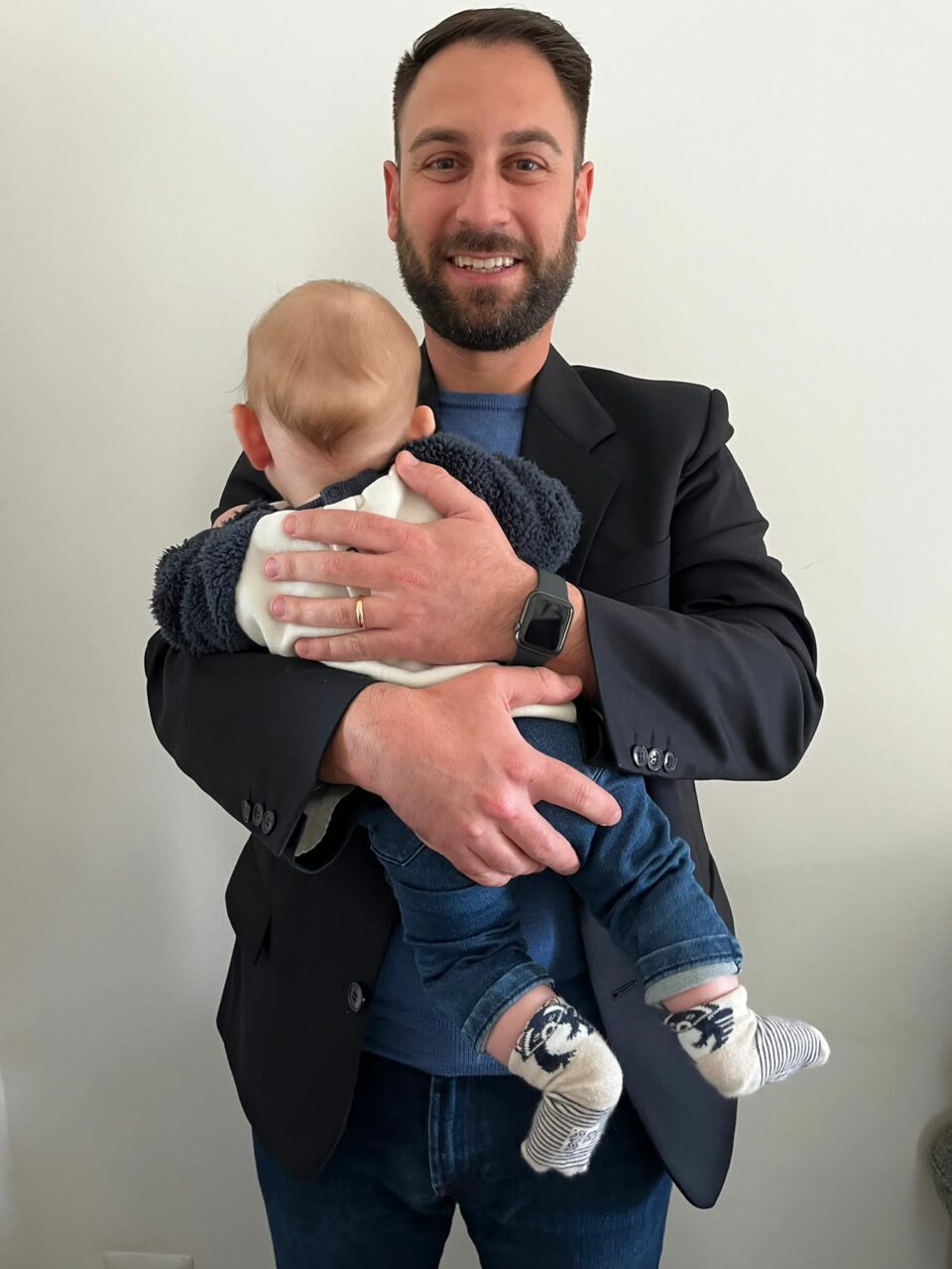 Il dipendente di Poste Italiane Mattia Schiavo con il piccolo Leonardo di 4 mesi